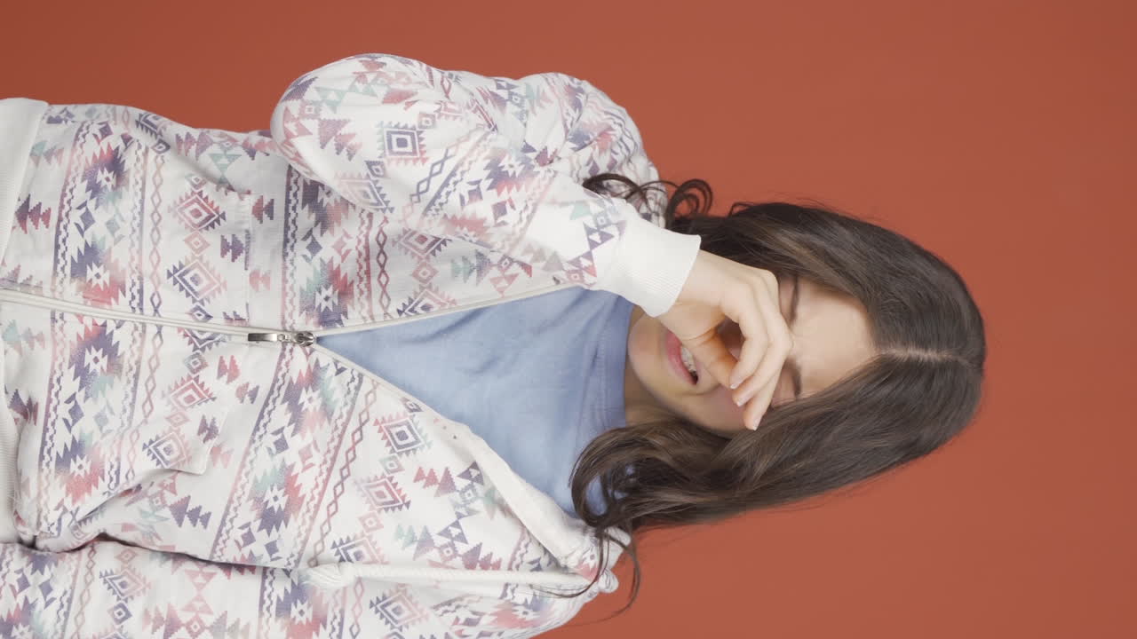 감성적인 젊은 여성의 수직 비디오.