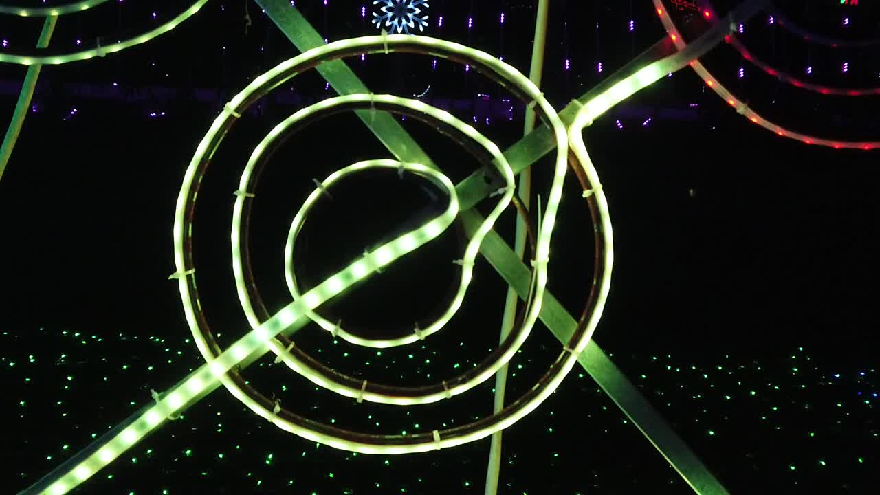 festival de luces led en el parque - pluma de pavo real en cámara lenta