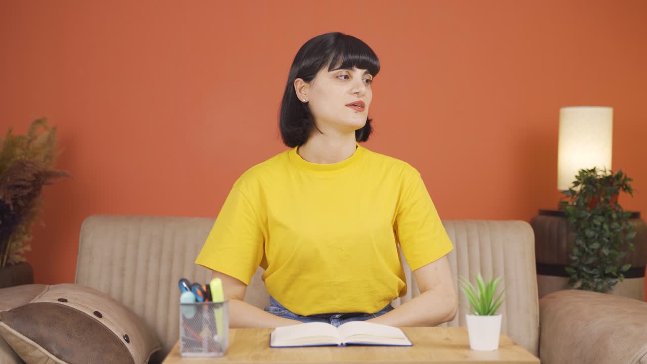 그 여자는 공황 상태입니다.