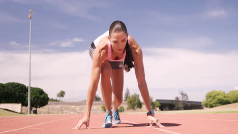 mujer deportista enfocada corriendo