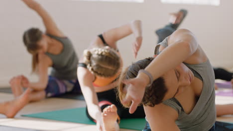 Grupo-De-Clase-De-Yoga-De-Jóvenes-Multirraciales-Practicando-Poses-Estirando-El-Cuerpo-Disfrutando-De-Un-Estilo-De-Vida-Saludable-Haciendo-Ejercicio-En-El-Gimnasio