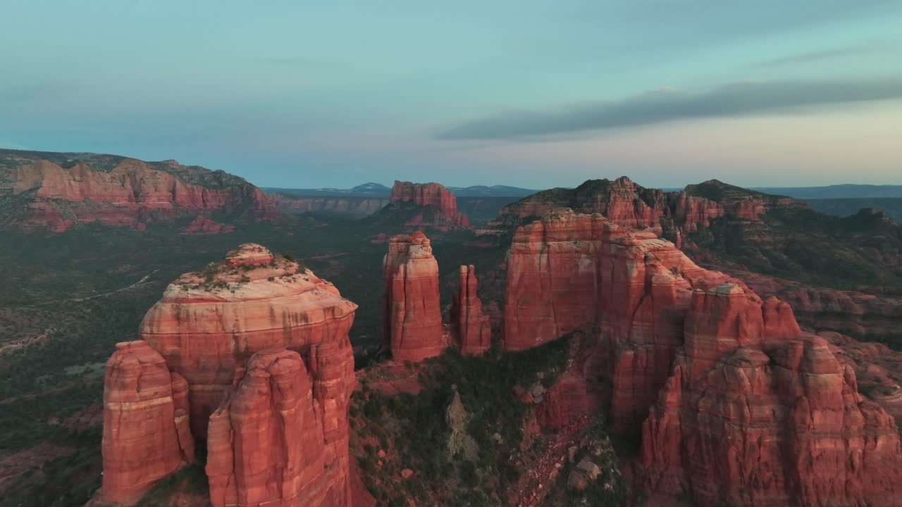 roca de la catedral y rocas rojas de sedona, arizona, ee.uu. - toma aérea de un dron