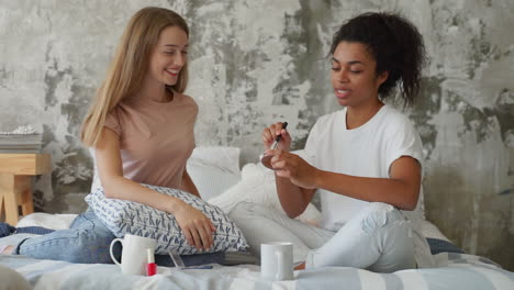 dos amigas aprendiendo a maquillarse