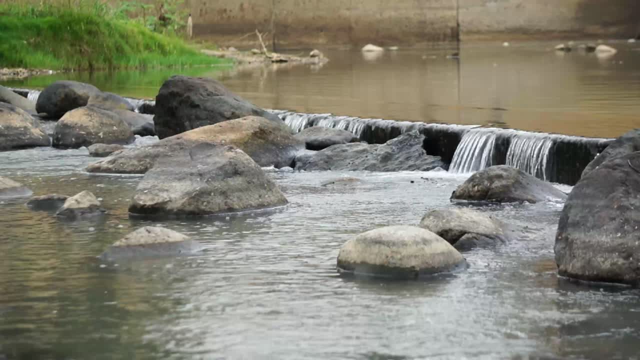 건기에는 물의 양이 적고 바위 사이로 물이 흐릅니다.