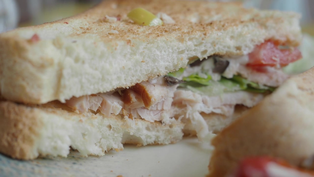 Primo piano di un panino al tacchino appena preparato su pane tostato