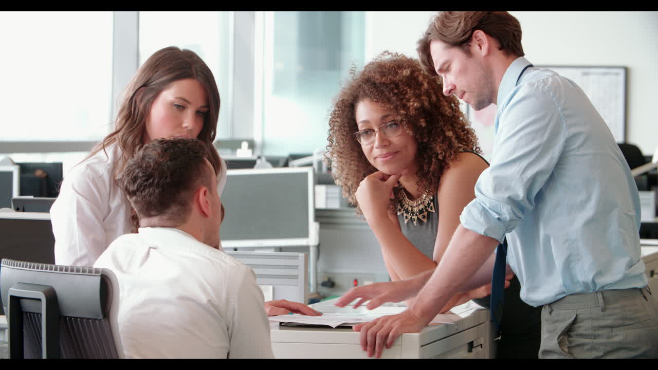 joven empresario caminando por la oficina sosteniendo un documento