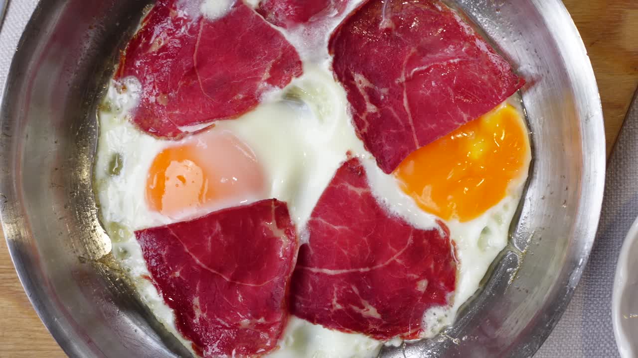 담배를 피운 고기와 함께 긴 달