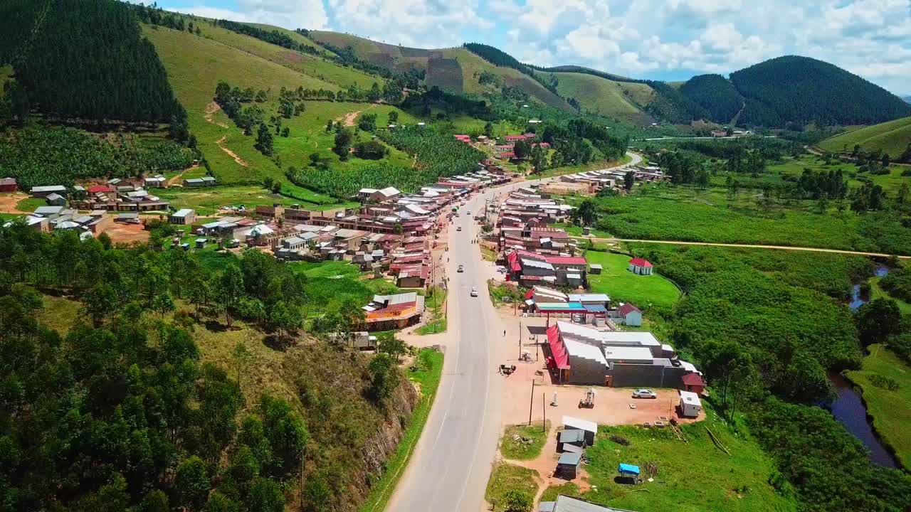 동아프리카 의 우간다 의 경치 좋은 마을 - 공중 드론 촬영