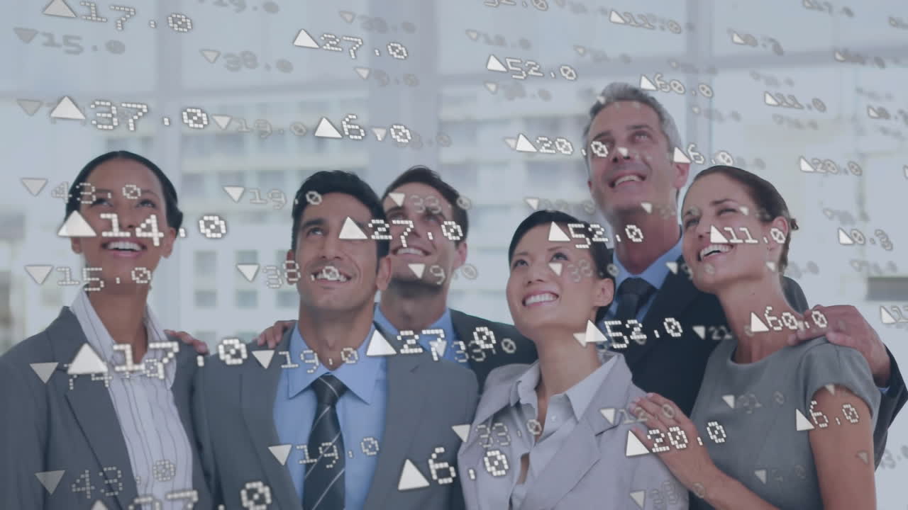 사무실에서 다양한 동료를 찾는 금융 데이터 처리의 애니메이션