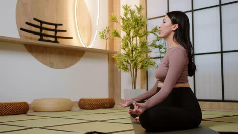 mujer haciendo yoga en el interior