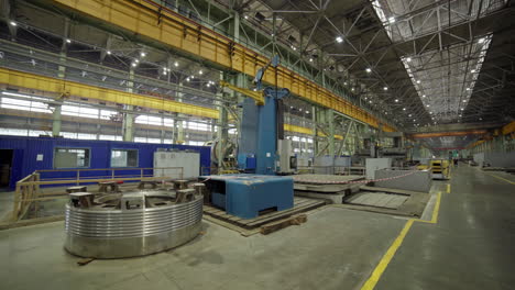 instalación de fabricación industrial con máquinas y equipos