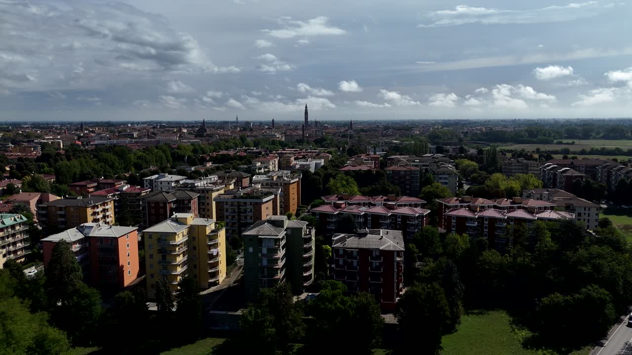 Dronebillede i nedstigning af bylandskabet Cremona Lombardiet Italien under en skyet himmel