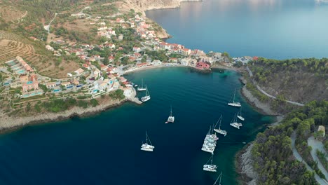 vista aérea de la bahía natural con veleros anclados en el mar esmeralda, pueblo de assos, isla de kefalonia