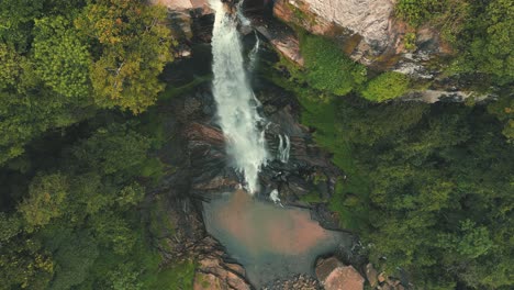 Vista-Superior-De-Una-Cascada-Alta-En-El-Bosque-De-Nuwara-Eliya---Sri-Lanka