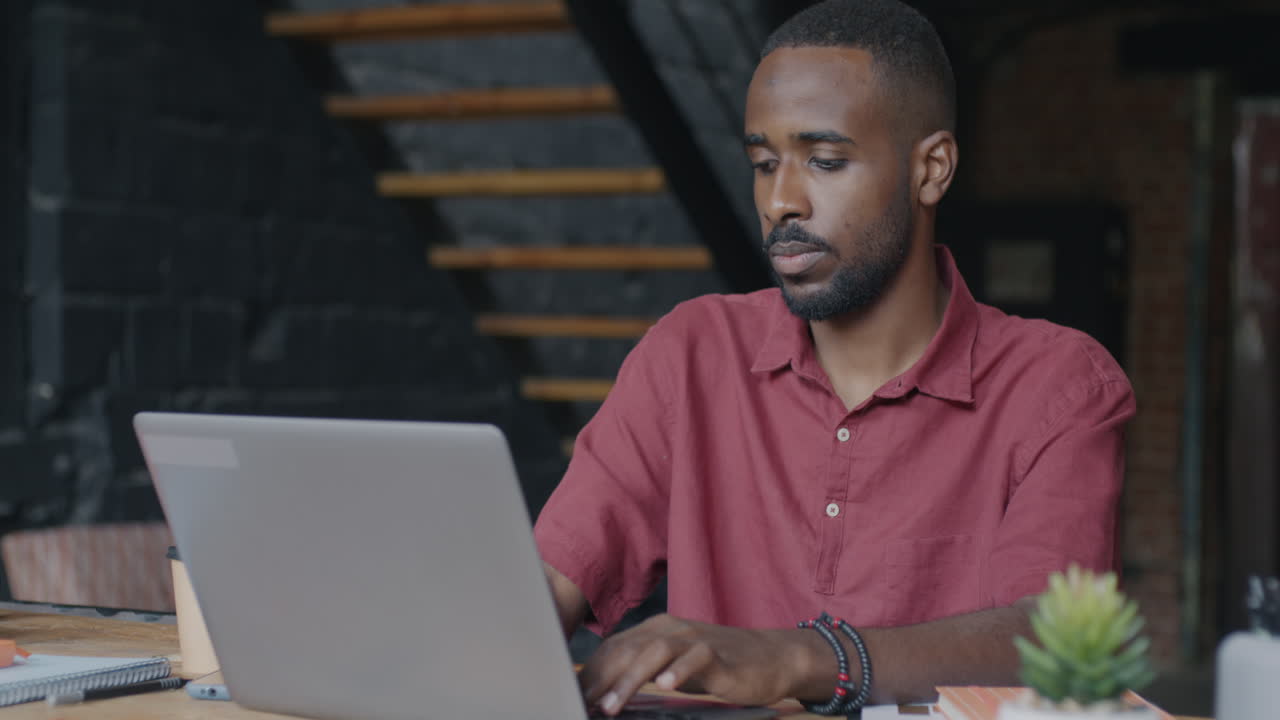 Man working on laptop in a cafe