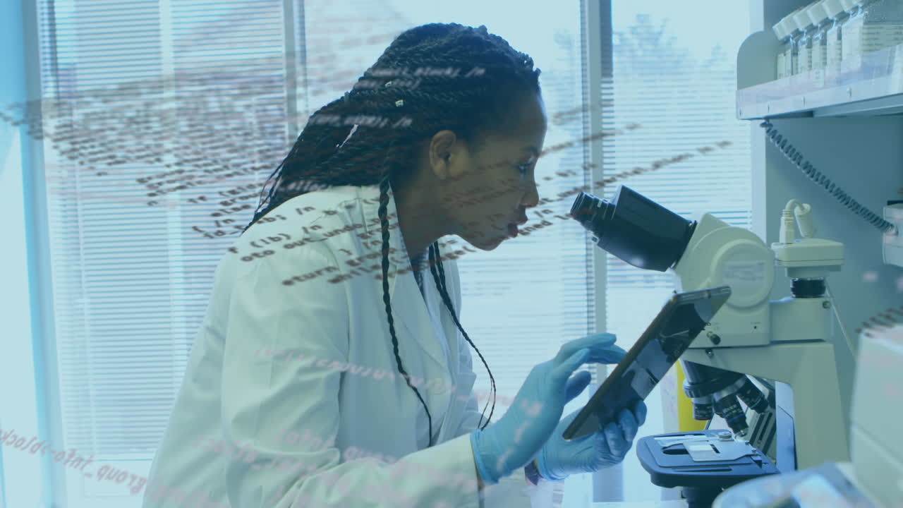 Animazione di elaborazione dati su una scienziata afroamericana che usa un microscopio in laboratorio