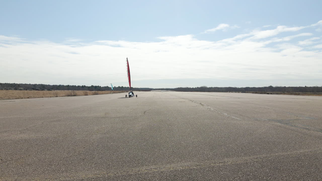 카메라를 향해 향하는 육지 항해용 버기의 낮은 각도 영상