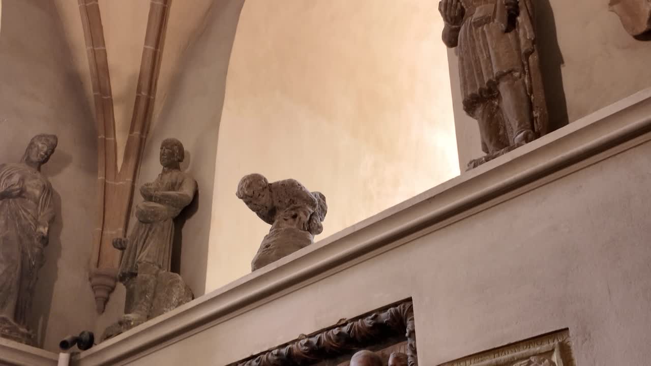 Lapidi storiche all'interno della Chiesa Nera che mettono in risalto personalità religiose e importanti figure civiche di Brașov, Romania