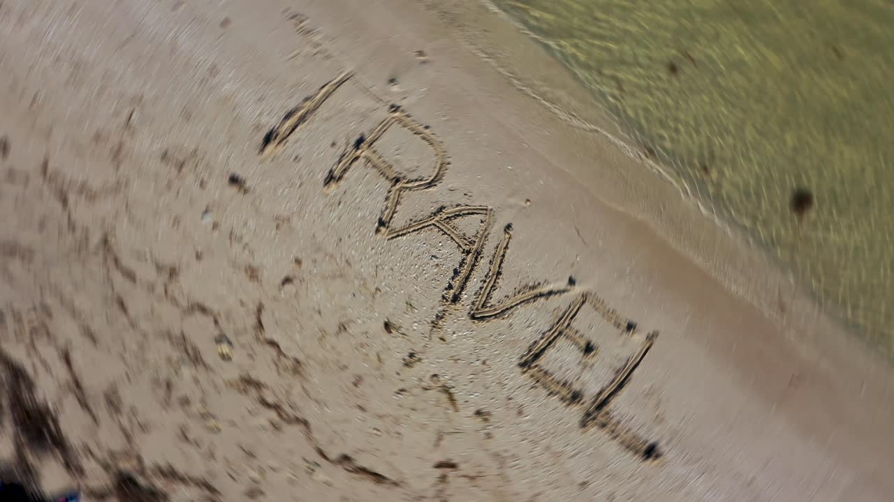 모래에 쓰여진 휴식과 시계 반대 방향으로 회전