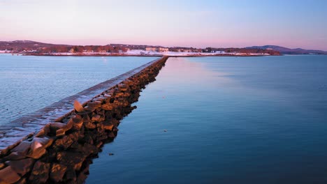 航空片段在日出时向岸边飞行,沿着罗克兰缅因州雪尘<unk>的岩石堤防