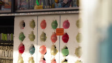 Pov-Einer-Person,-Die-Am-Messestand-Mit-Einer-Waffe-Auf-Den-Ballon-Einschlägt---Nahaufnahme