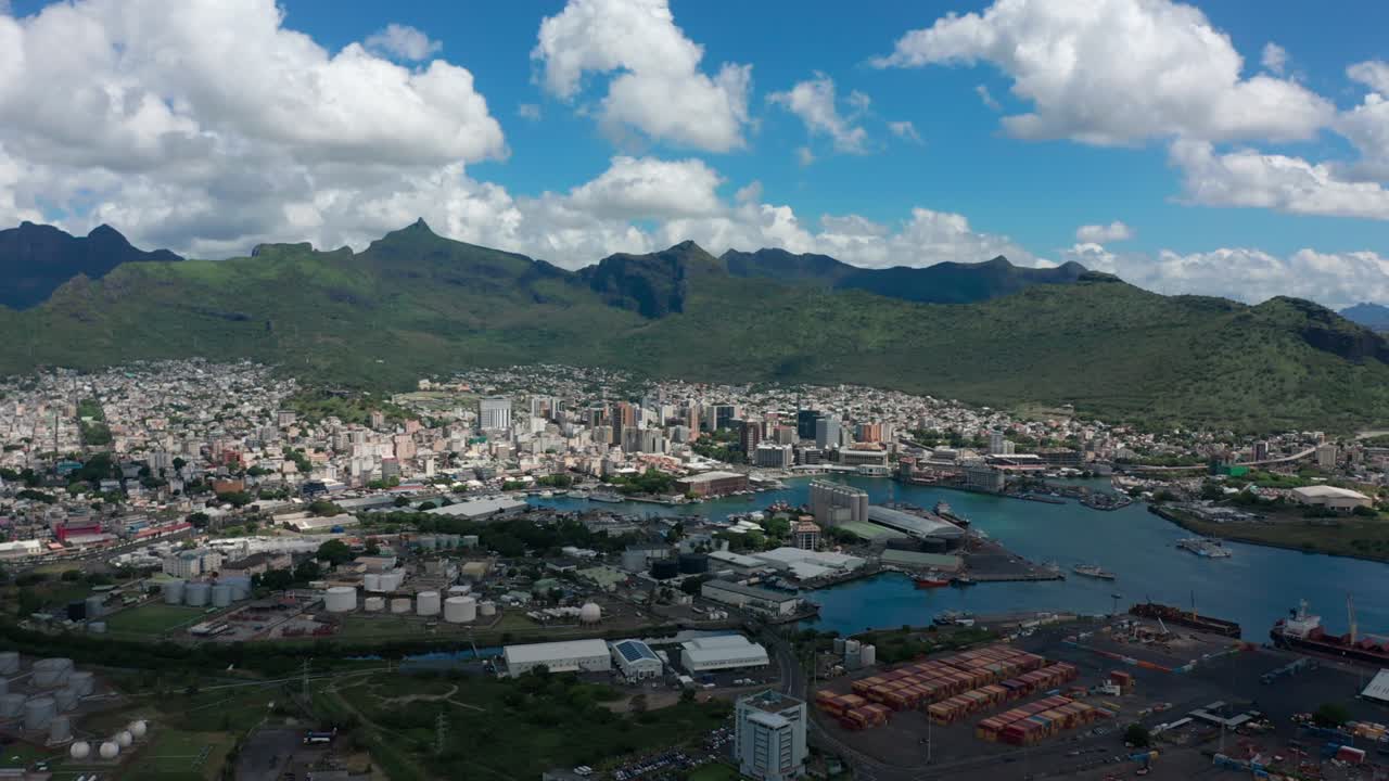 인도양에 있는 도시. 아름다운 이 나는 날에 포트루이스의 공중 풍경. 모리셔스 섬의 수도.
