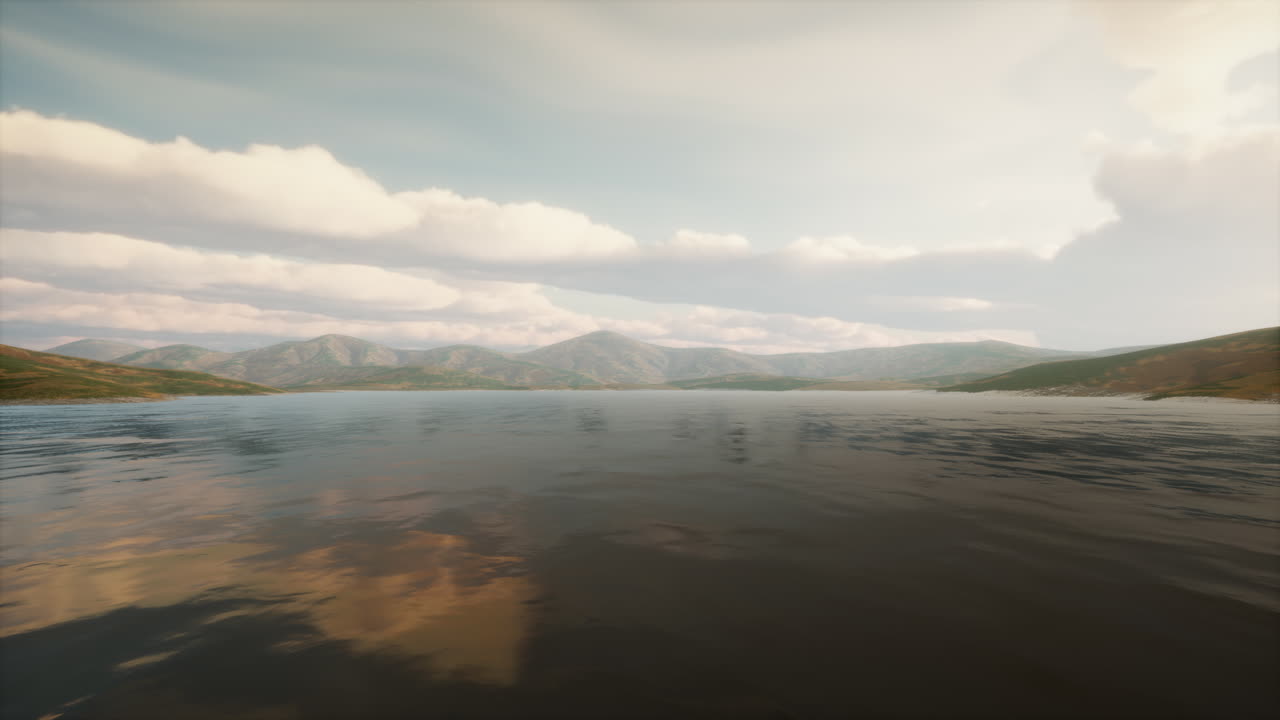 해가 지는 아름다운 평온한 호수