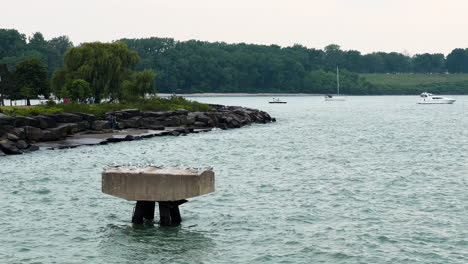 Sitzende-Möwen-Und-Boote-Am-Edgewater-Beach-Pier-In-Cleveland,-Ohio