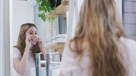 Si-Mi-Cepillo-De-Dientes-No-Alcanzó,-Mi-Hilo-Dental-Lo-Hará