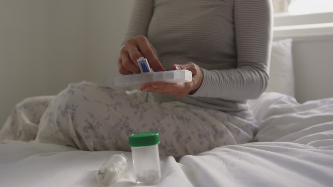 혼자 집에 있는 고령 여성