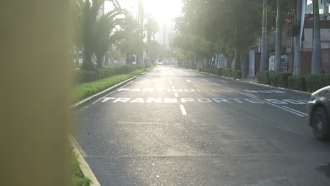 Bella-Toma-En-Cámara-Lenta-De-Una-Zona-Solitaria-De-Lima-Perú-Durante-La-Puesta-De-Sol-Mientras-Un-Auto-Cruza-La-Calle