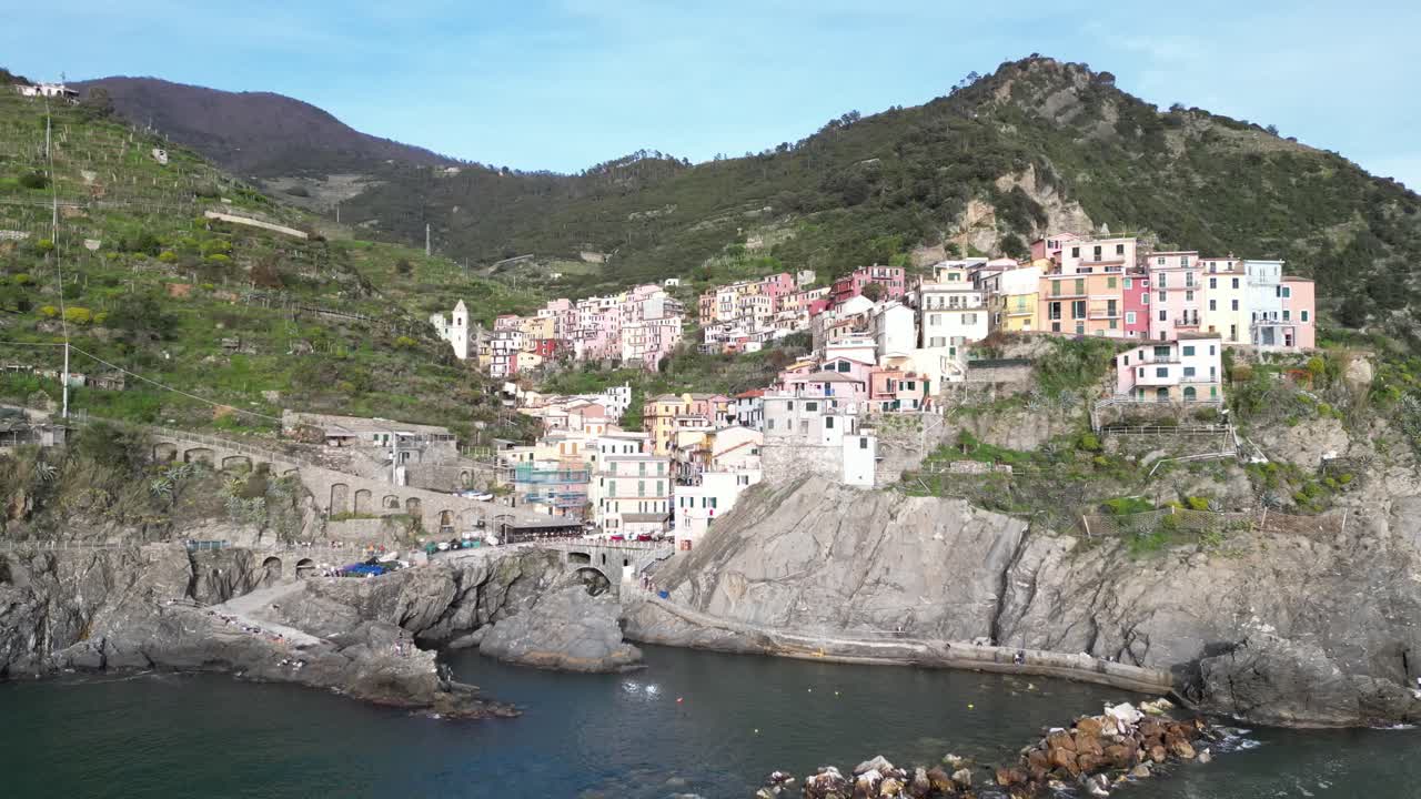 Manarola Cinque Terre Italia, vista aerea soleggiata della città con cielo blu.