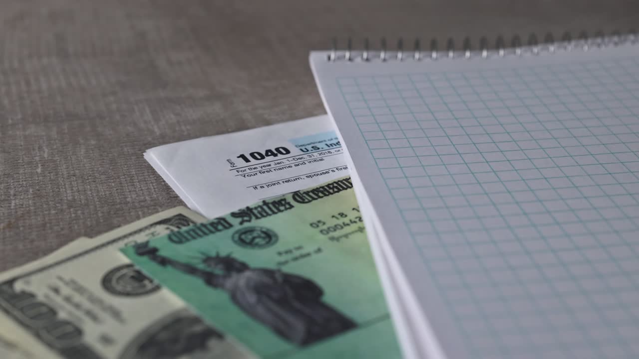 el formulario 1040 del irs con la declaración de impuestos sobre la renta individual de las facturas de dólares de estímulo económico