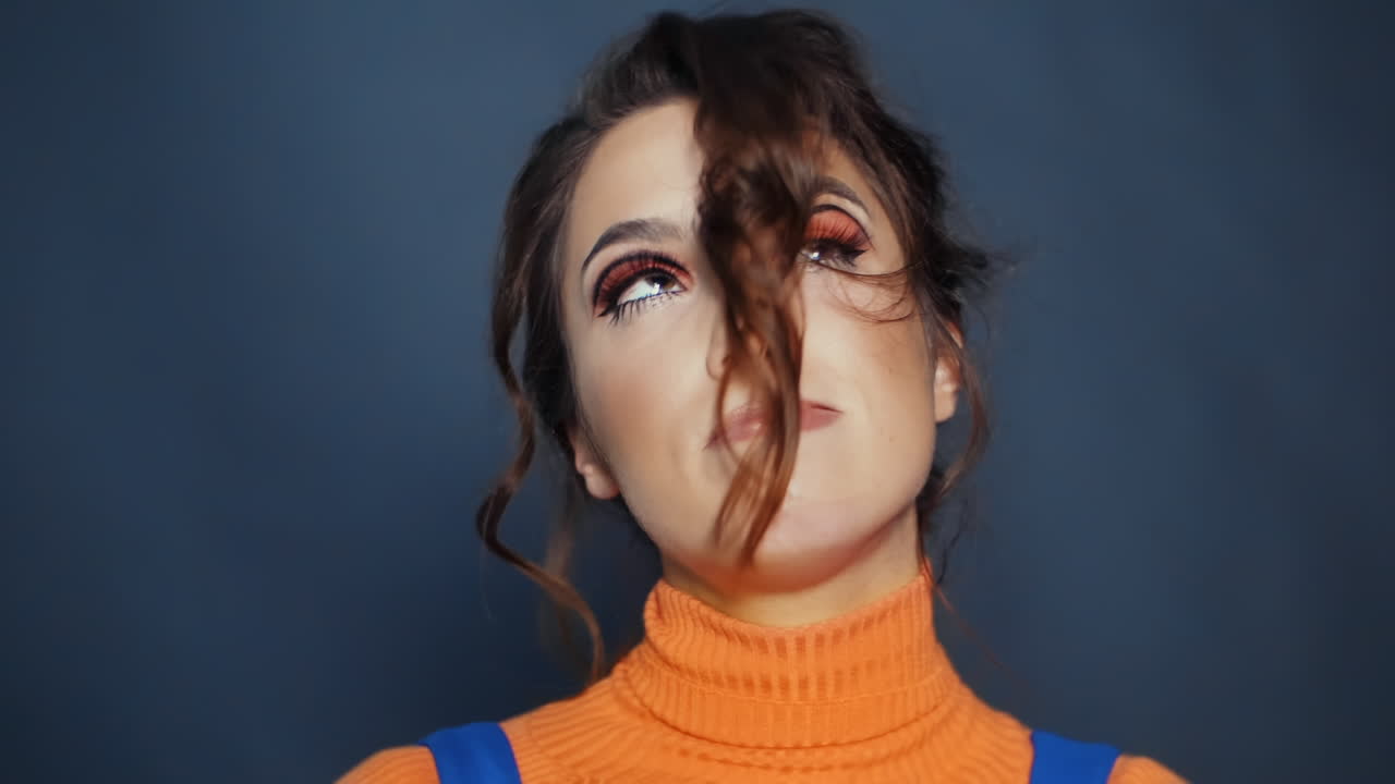 rostro de una hermosa modelo morena con maquillaje brillante. aspecto femenino intencional