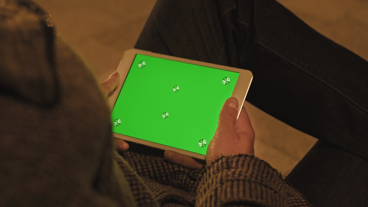 인터넷 서핑 및 이메일 읽기를 위해 터치 스크린을 가진 태블릿을 사용하는 남자.