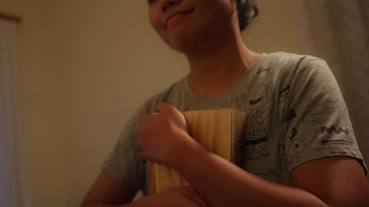 아시아 인도네시아 여자 미소, 감정적 인 동안 나무 상자를 포옹, 감동