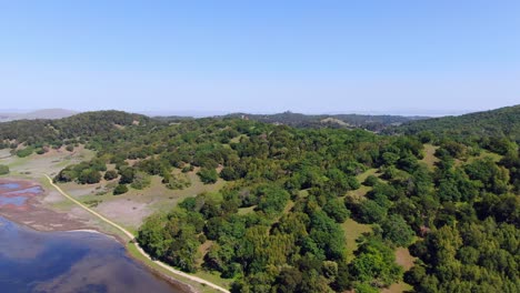 Aventuras-Con-Drones-Sobre-Hermosos-Paisajes-Naturales,-Lagos,-Montañas-Y-Rutas-De-Senderismo