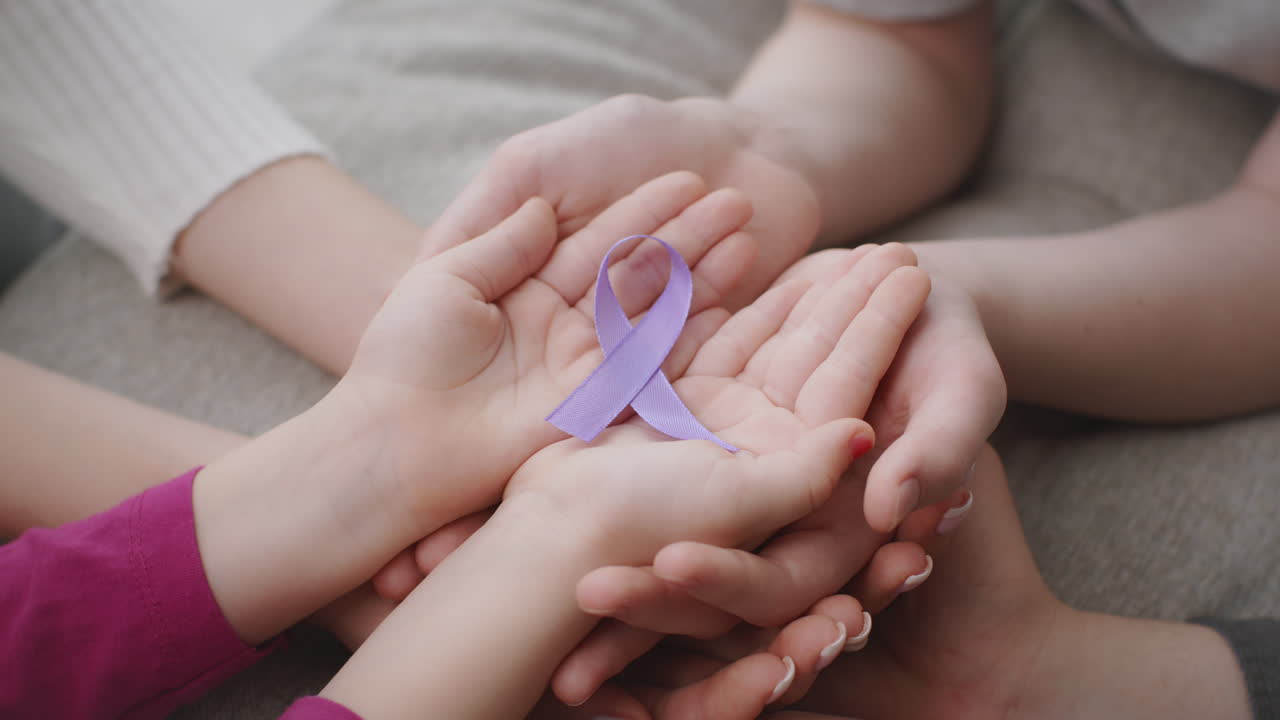 Bambini che tengono un nastro viola, simbolo di sostegno per i malati di cancro