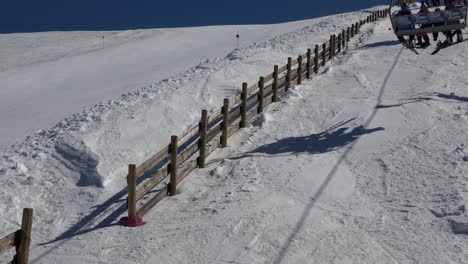 Menschen-In-Einem-Sessellift.-Schneebedeckter-Berg