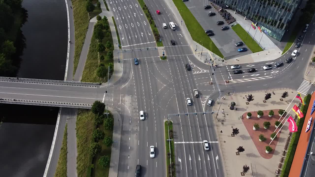 coches circulando por la avenida king mindaugas en la ciudad de kaunas, vista aérea de drones