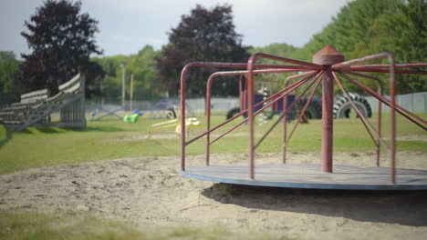 Verlassenes,-Leeres,-Altes-Karussell,-Das-Sich-Auf-Dem-Kinderspielplatz-Dreht,-Flache,-Ungesättigte-4K-Prores