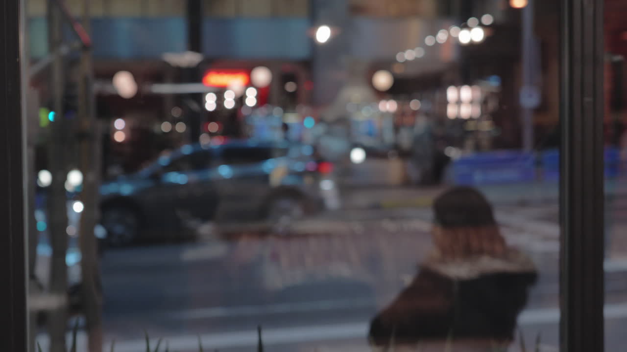 창문을 통해 저녁 도시를보고