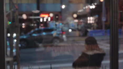 mirando la ciudad de la noche a través de la ventana