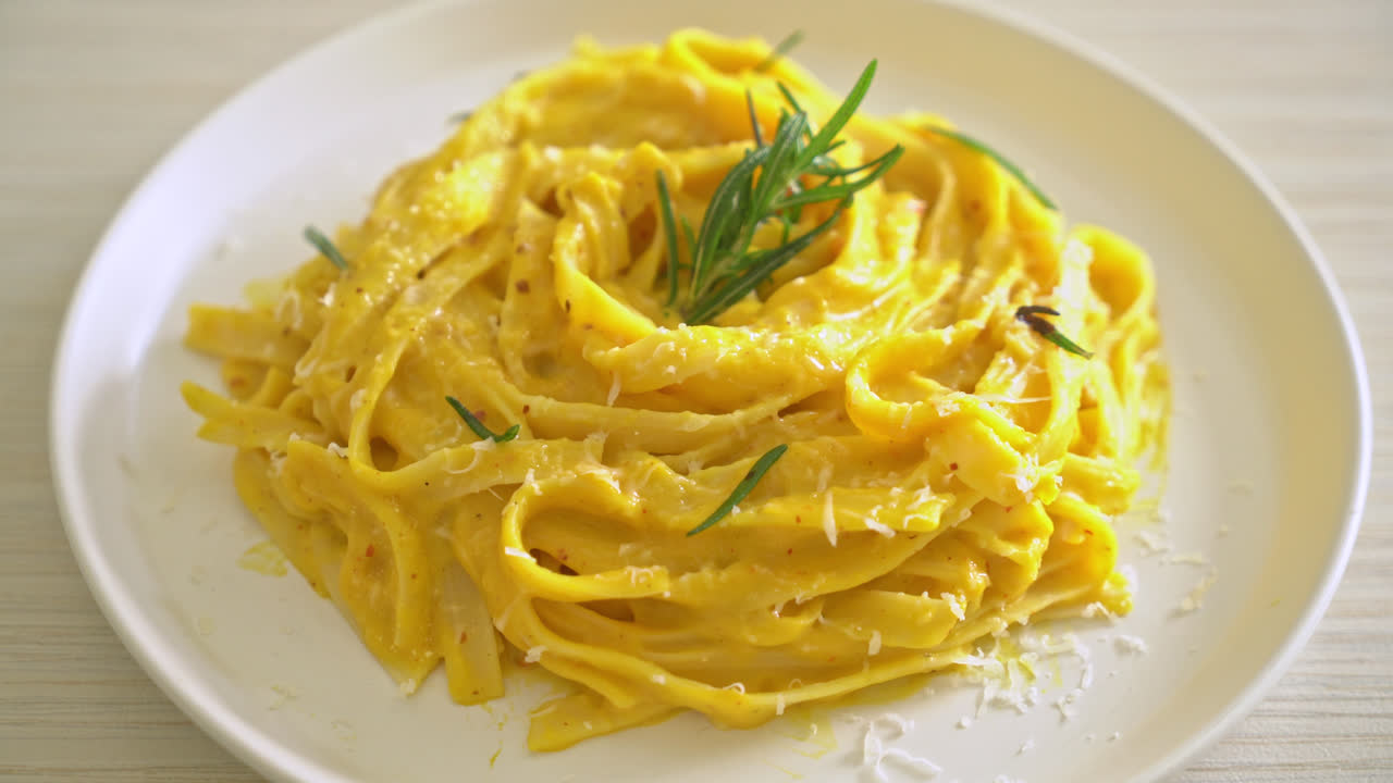 espaguetis fettuccine con salsa cremosa de calabaza moscada