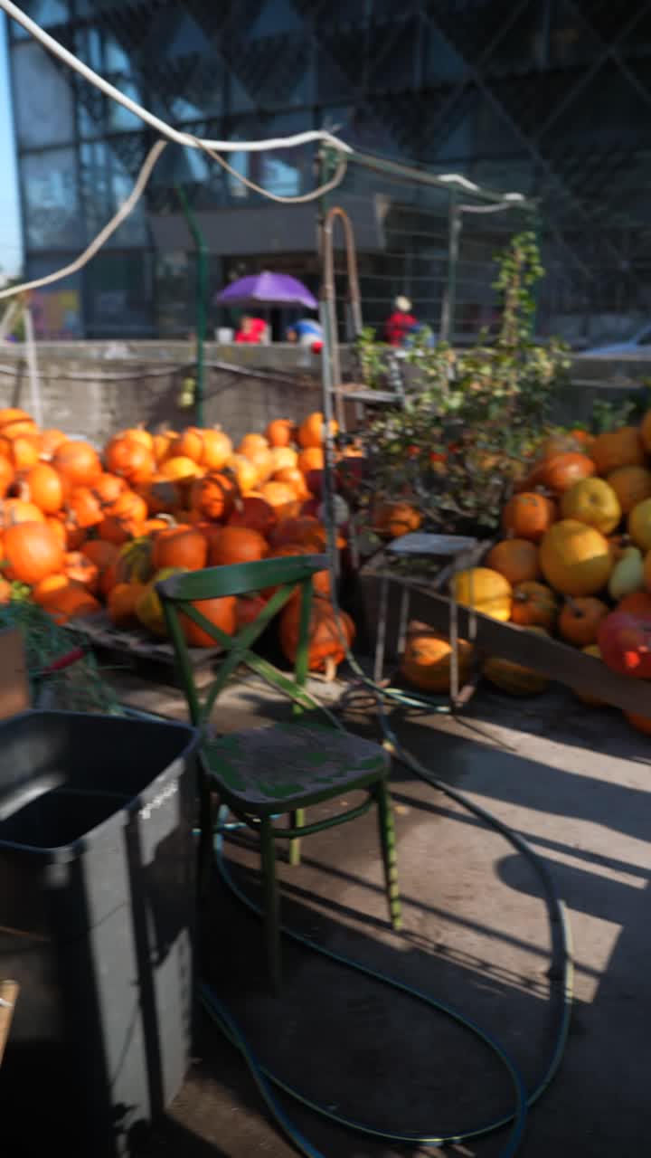 야외 시장 에서 큰 어리 의 호박