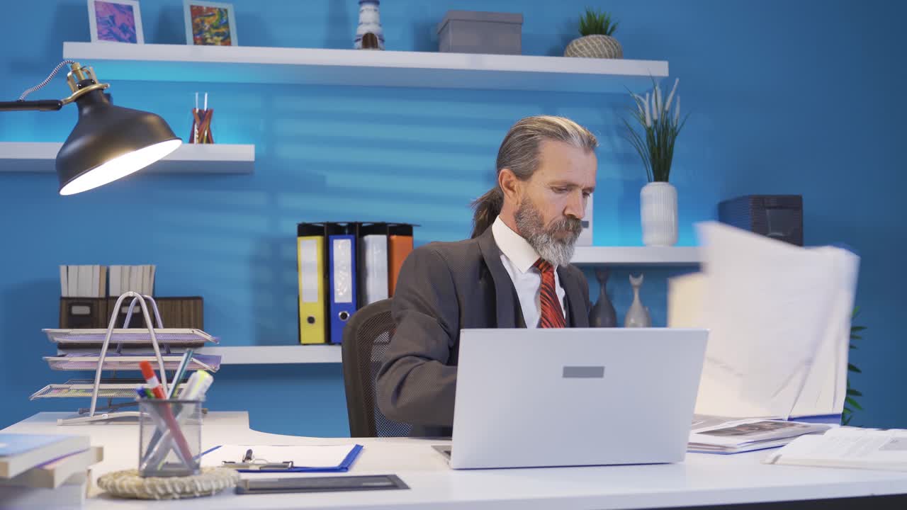 성숙한 사업가는 열병과 공황으로 일하고 있습니다.