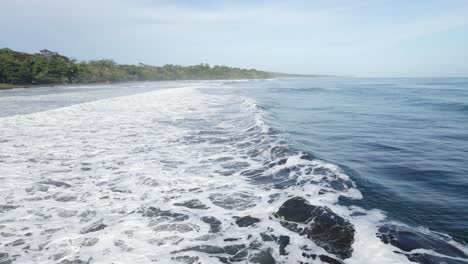 Beruhigender-Ozean-In-Weißem-Schaum-Bewegt-Sich-Zum-Strand