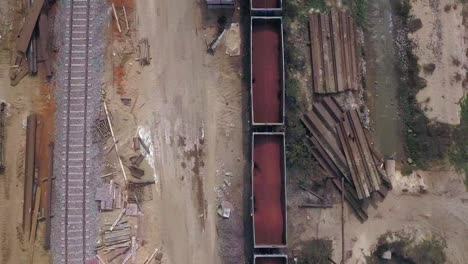 vista aérea de vagones abiertos con carbón que se mueven en el ferrocarril en el puerto de paradip en la india