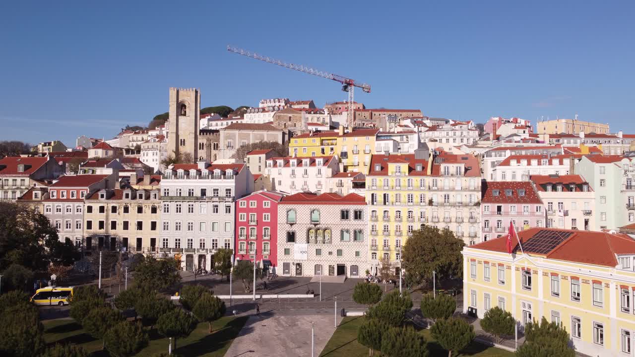 Splendido lento movimento di drone verso la spettacolare facciata della Fondazione Casa dos Bicos JosÃ© Saramago ad Alfama, Lisbona, Portogallo, Europa, in una giornata di sole