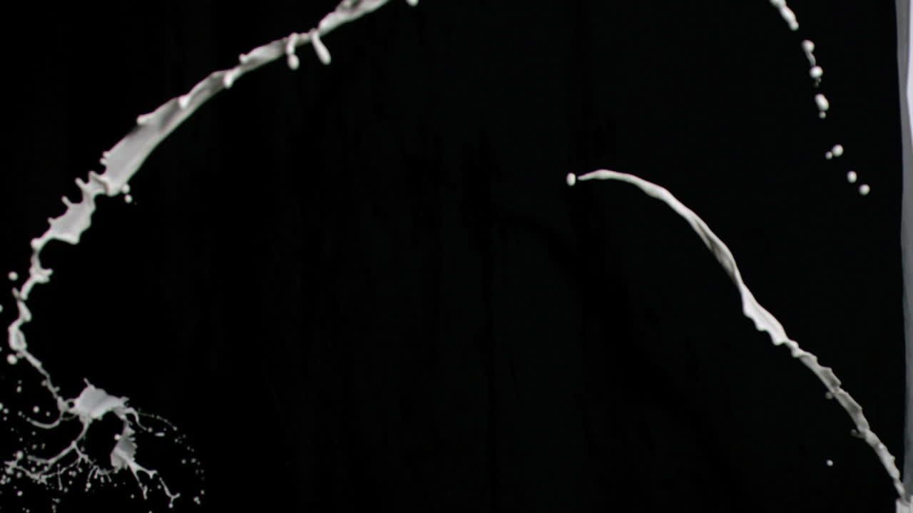 белые брызги жидкости в супер медленном движении в студии